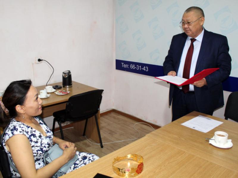 Токон Мамытов Кыргызстандын Коляскадагы бий федерациясынын координатору А.Телеушеваны Акыйкатчынын Ардак грамотасы менен сыйлады