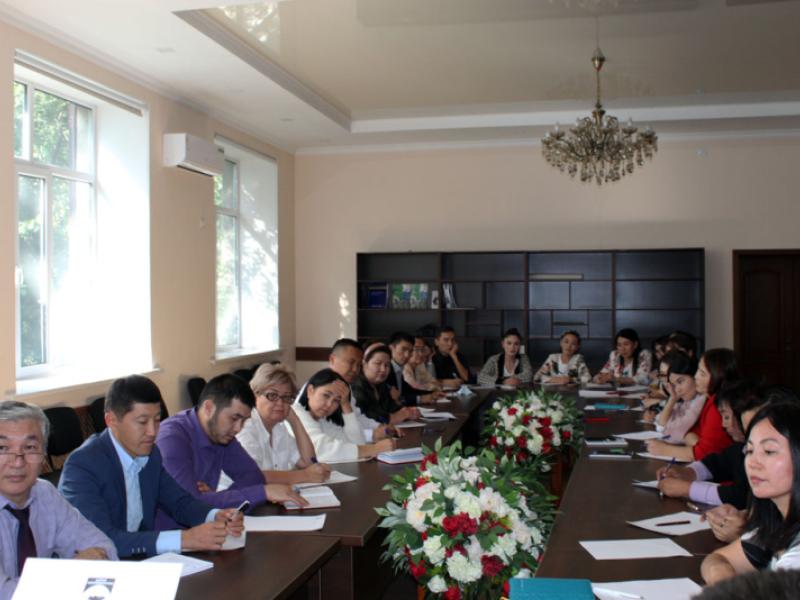 Токон Мамытов Мамлекеттик тилде мыкты жат жазуу жазган кызматкерлерге ыраазычылык билдирди