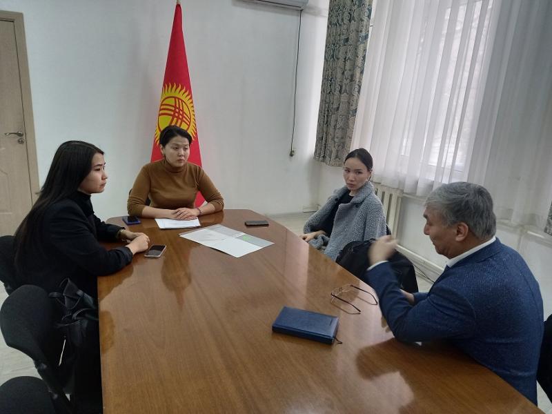 Акыйкатчы Атыр Абдрахматова жол кырсыгынан каза тапкан Айзанын жакындары менен жолугушту