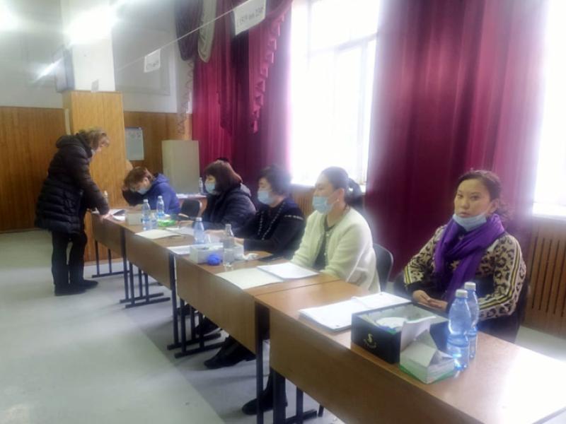 Акыйкатчы институтунун кызматкерлери Бишкек шаарындагы бир мандаттуу эки шайлоо округу боюнча КР ЖК кайра шайлоонун жүрүшүнө мониторинг жүргүзүүдө