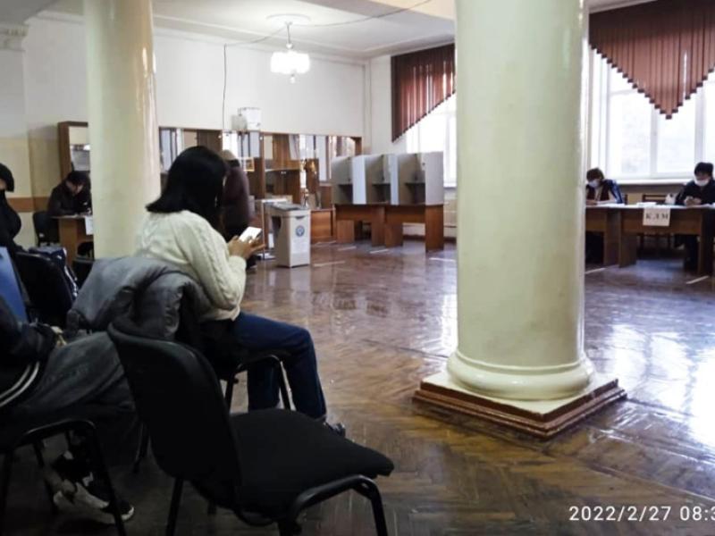 Акыйкатчы институтунун кызматкерлери Бишкек шаарындагы бир мандаттуу эки шайлоо округу боюнча КР ЖК кайра шайлоонун жүрүшүнө мониторинг жүргүзүүдө