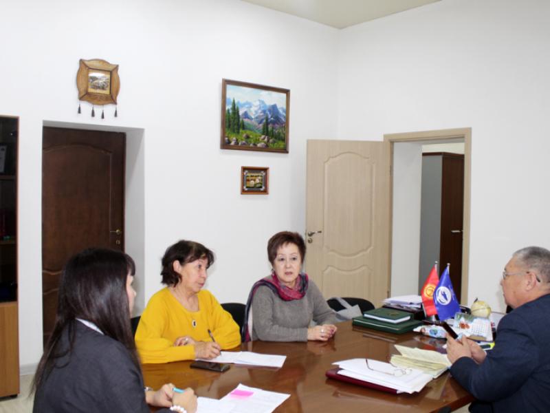 Акыйкатчы Токон Мамытов «Шоола-Көл» коомдук бирикменин өкүлдөрү менен жолукту