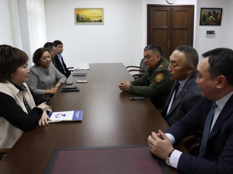 Акыйкатчы менен ЖАК башчысы тергөө абактарын үзгүлтүксүз мониторинг кылуу жөнүндө макулдашты