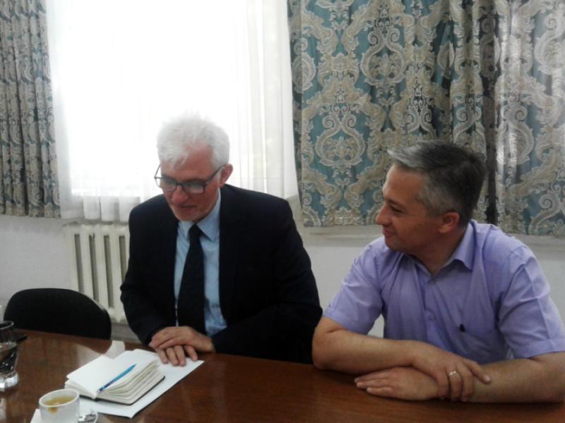 Кыргызстандын Омбудсмени Токон Мамытов Франциянын Кыргыз Республикасындагы Толук жана ыйгарым укуктуу элчиси Микаэль Ру менен жолугушту