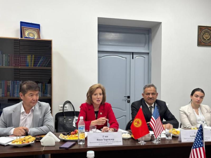 Акыйкатчы и представители Комиссии США по международной свободе вероисповедания  обсудили религиозную ситуацию в КР