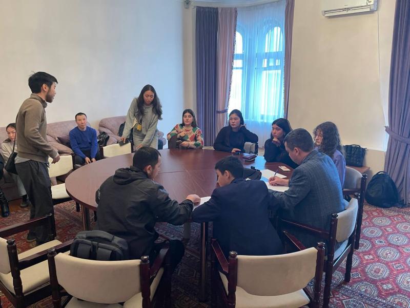 Акыйкатчынын орун басары Айчүрөк Назаралиева Москвада мигранттар менен жолугушту