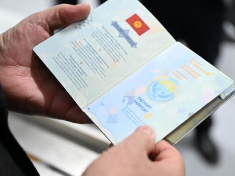 Карыларды документтештирүү. Акыйкатчы жарандарга советтик үлгүдөгү паспортторду алмаштырууга жардам берүүдө