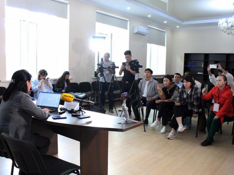 Мектептеги жашы жете элек кызга мугалим тарабынан күч колдонулган факты боюнча  Акыйкатчынын билдирүүсү 