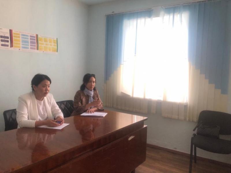 Үч балалуу жалгыз бой эне сарайда жашоого мажбур болуп жатат