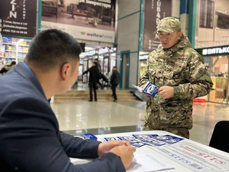 Бишкектеги соода борборлорунда Акыйкатчы институтунун кызматкерлери жарандар үчүн акысыз кеңештерди берип жатышат