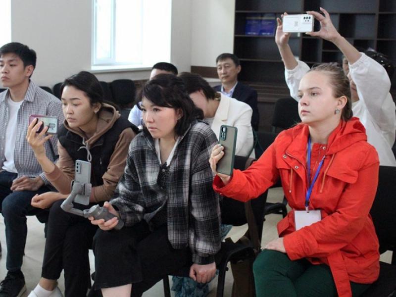 Мектептеги жашы жете элек кызга мугалим тарабынан күч колдонулган факты боюнча  Акыйкатчынын билдирүүсү 