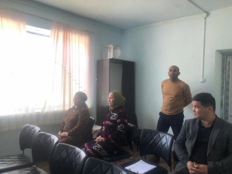 Үч балалуу жалгыз бой эне сарайда жашоого мажбур болуп жатат