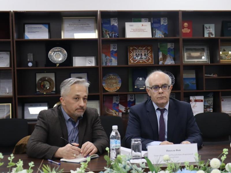 Посол Франции посетил офис Института Акыйкатчы