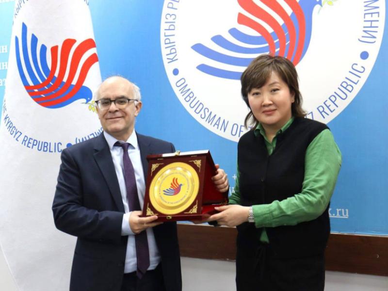 Посол Франции посетил офис Института Акыйкатчы