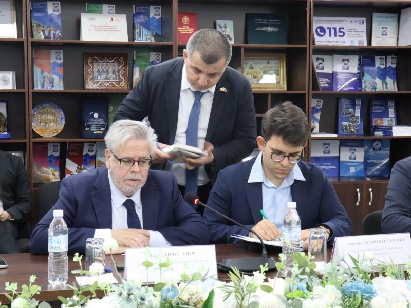 Европа парламентинин депутаттары Акыйкатчы Институтунун кеңсесине келишти