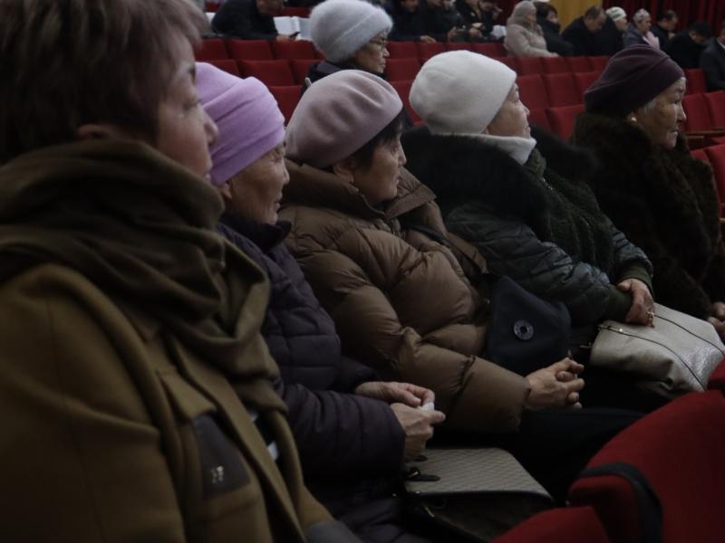 Акыйкатчы Чүй облусунун Токмок шаарында жергиликтүү тургундар менен жолугушту