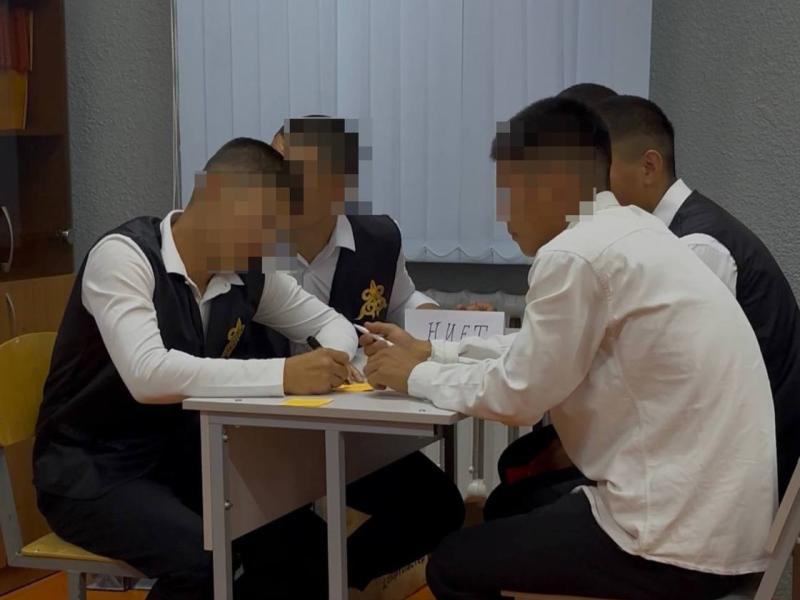 Акыйкатчы Институту абактагы өспүрүмдөргө интеллектуалдык таймаш өткөрүп, балдарды майрамы менен куттукташты 