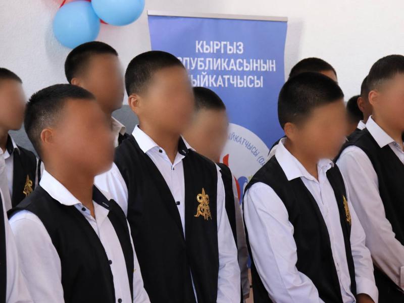 Акыйкатчы Институту абактагы өспүрүмдөргө интеллектуалдык таймаш өткөрүп, балдарды майрамы менен куттукташты 
