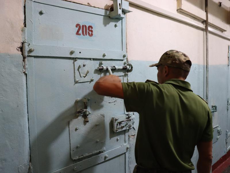 Акыйкатчы жана РФнын Адам укуктары боюнча ыйгарым укуктуу өкүлү Бишкектеги №1 тергөө абагына барышты 