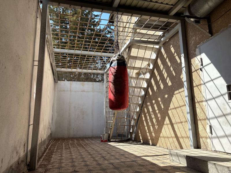 Акыйкатчы: Жабык жайларда кармоо жарандардын ар-намысын кемсинтүү же ырайымсыз мамиле менен коштолбоого тийиш