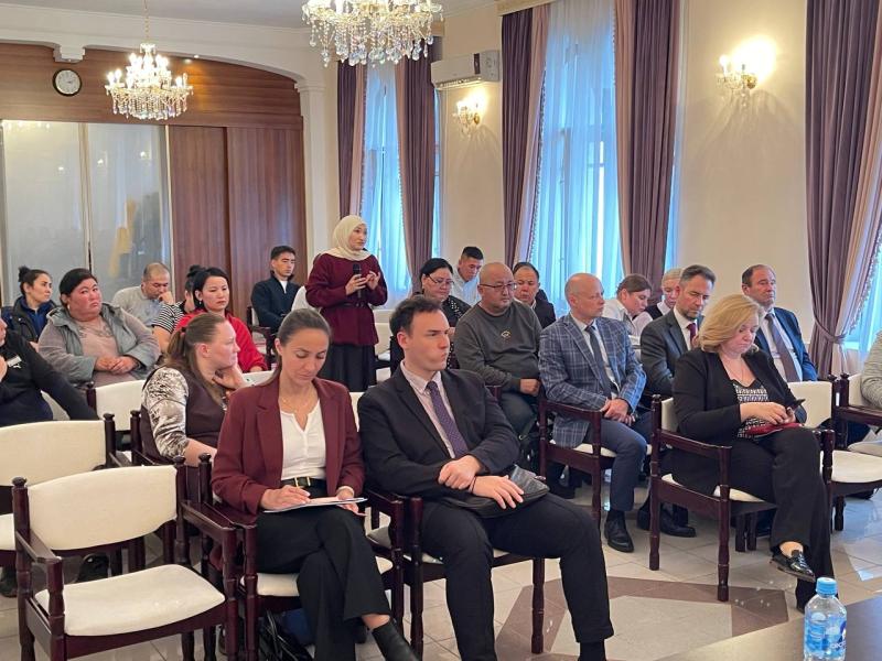 Акыйкатчынын орун басары Айчүрөк Назаралиева Москвада мигранттар менен жолугушту