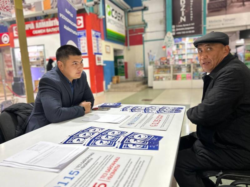 Бишкектеги соода борборлорунда Акыйкатчы институтунун кызматкерлери жарандар үчүн акысыз кеңештерди берип жатышат