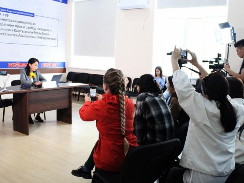 Мектептеги жашы жете элек кызга мугалим тарабынан күч колдонулган факты боюнча  Акыйкатчынын билдирүүсү 