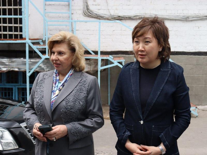 Акыйкатчы жана РФнын Адам укуктары боюнча ыйгарым укуктуу өкүлү Бишкектеги №1 тергөө абагына барышты 