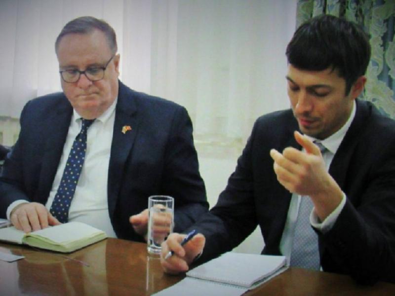 Акыйкатчы Атыр Абдрахматова АКШнын Кыргызстандагы Атайын жана Ыйгарым укуктуу Элчиси Лесли Вигери менен жолугушту