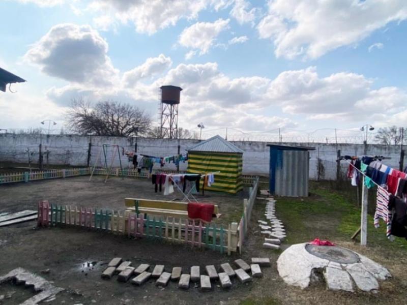 Акыйкатчы Атыр Абдрахматова 14 жашка чейинки балдары бар аялдарга жаза мөөнөтүн өтөөнү жылдырууну сунуштайт