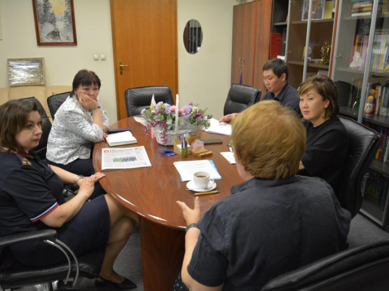 Акыйкатчы Екатеринбургдагы убактылуу кармоо борборунда турган кыргыз жарандары менен баарлашты