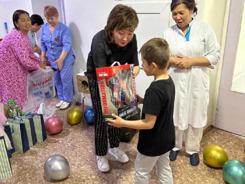 Акыйкатчы Джамиля Джаманбаева нефрология бөлүмүндөгү балдар майрамына катышты