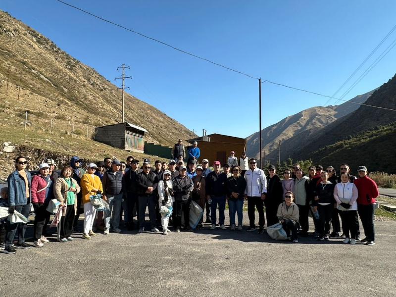 Сотрудники Института Омбудсмена очистили от мусора 4 км вдоль трассы