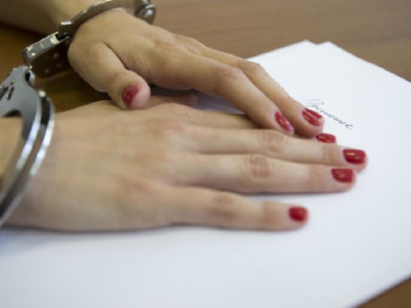 Институт омбудсмена призывает милицию обеспечить соблюдение прав женщины, задержанной в аэропорту