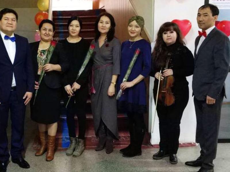 Кубат Оторбаев поздравил женщин аппарата Акыйкатчы с наступающим Международным женским днем – 8 марта