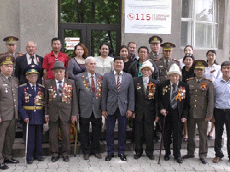 Омбудсмен Кубат Оторбаев поздравил ветеранов Великой Отечественной войны на торжестве ко Дню Победы