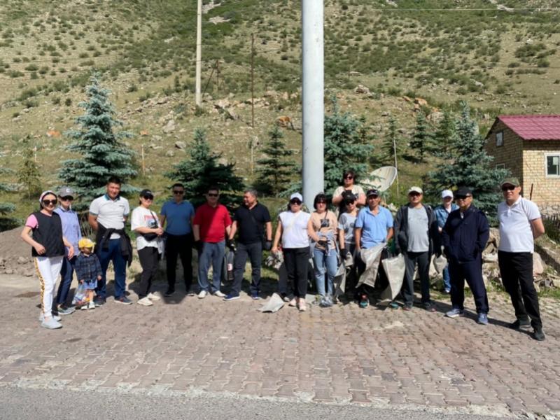 Сотрудники Института омбудсмена очистили от мусора 4 км вдоль трассы