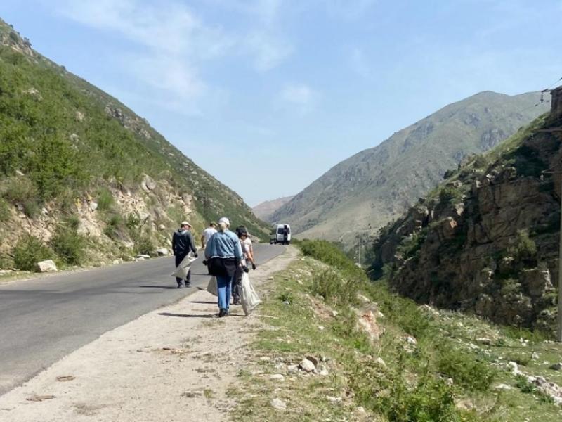 Сотрудники Института омбудсмена очистили от мусора 4 км вдоль трассы