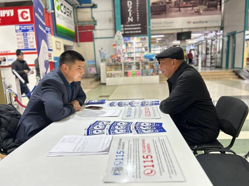 Бишкектеги соода борборлорунда Акыйкатчы институтунун кызматкерлери жарандар үчүн акысыз кеңештерди берип жатышат