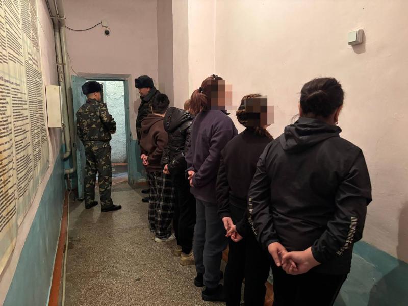 Акыйкатчы Жамиля Жаманбаева Бишкектеги Тергөө абагына барды