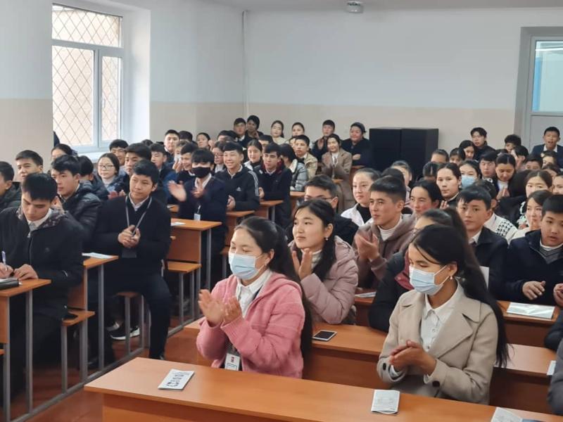 КР Акыйкатчысынын Ош облустук өкүлчүлүгү У.Салиева атындагы жатак-лицейдин окуучулары менен жолугушту
