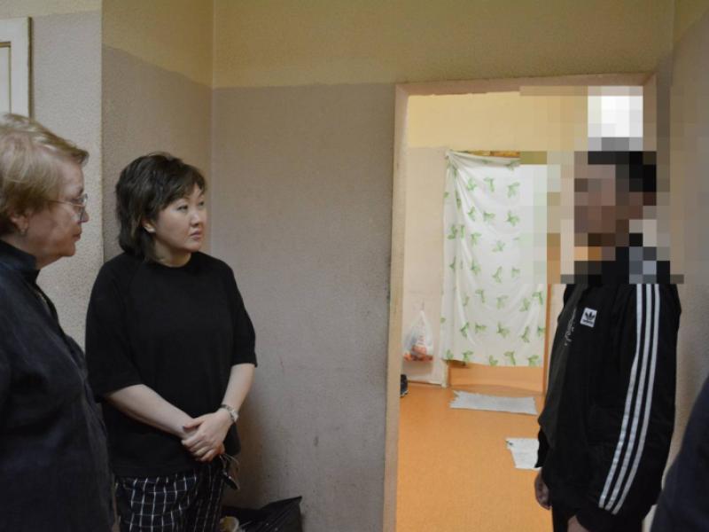 Акыйкатчы Екатеринбургдагы убактылуу кармоо борборунда турган кыргыз жарандары менен баарлашты