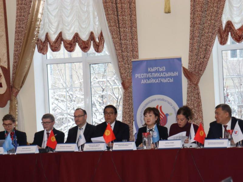 Адам укуктарын коргоонун эл аралык күнү. Кыргызстанда кыйноолордун алдын алуу системасын күчөтүү чаралары талкууланды