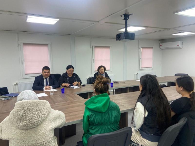 Заместитель Акыйкатчы Айчурок Назаралиева встретилась с мигрантами в Москве