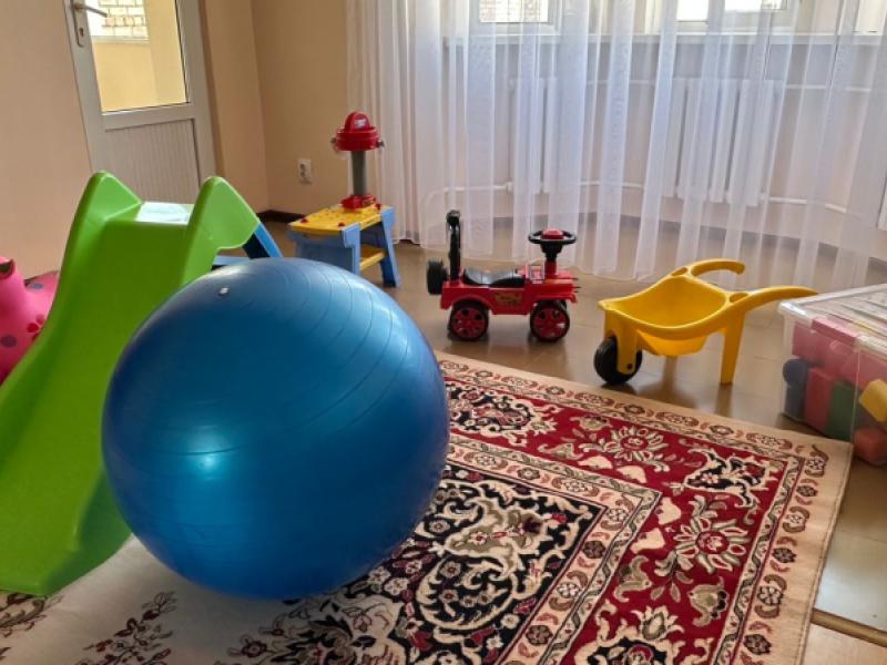 Акыйкатчы КР Джамиля Джаманбаева посетила ресурсный центр поддержки матерей и детей «Эне үйү»