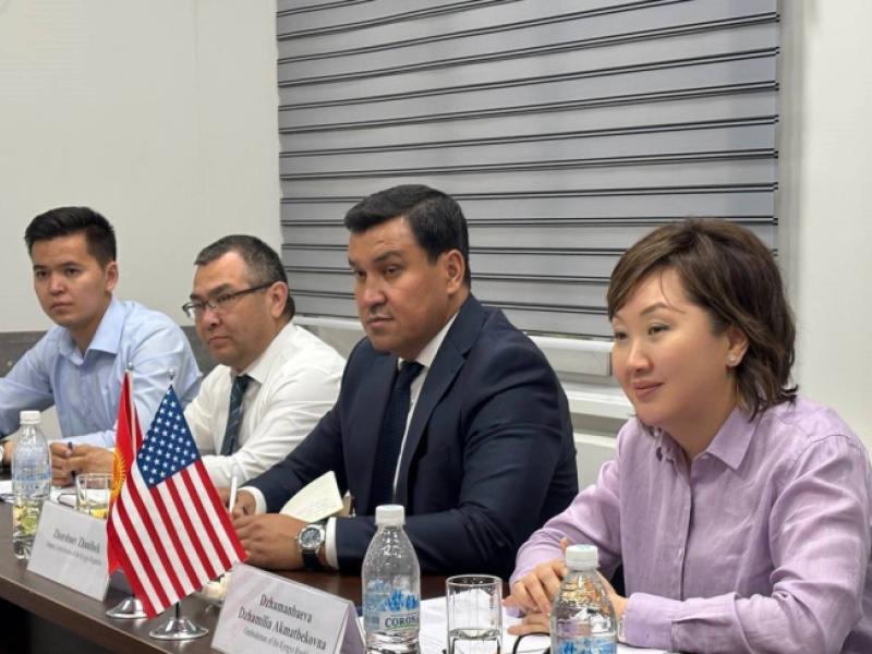 Акыйкатчы АКШнын Дин тутуу эркиндиги боюнча комиссиясынын өкүлдөрү менен Кыргызстандагы диний кырдаалды талкуулады