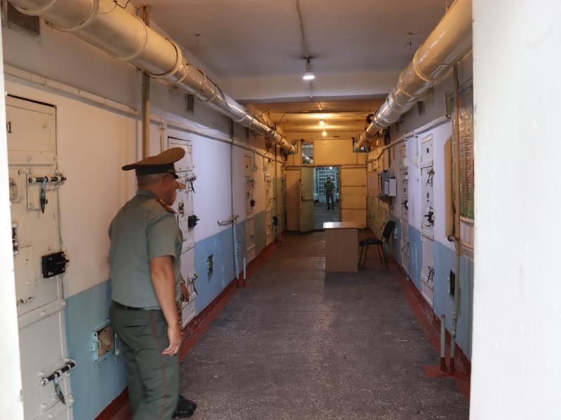 Акыйкатчы жана РФнын Адам укуктары боюнча ыйгарым укуктуу өкүлү Бишкектеги №1 тергөө абагына барышты 