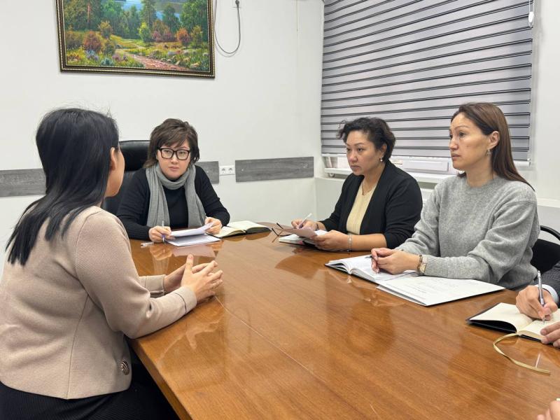 Акыйкатчы мурдагы аткаминерди көп аял алууга айыптаган келинди кабыл алды