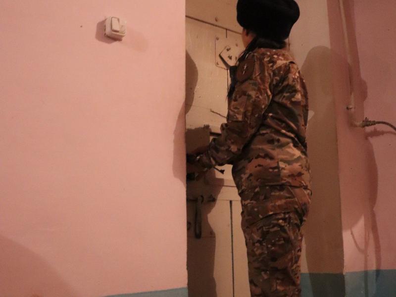 Акыйкатчы Жамиля Жаманбаева Бишкектеги Тергөө абагына барды