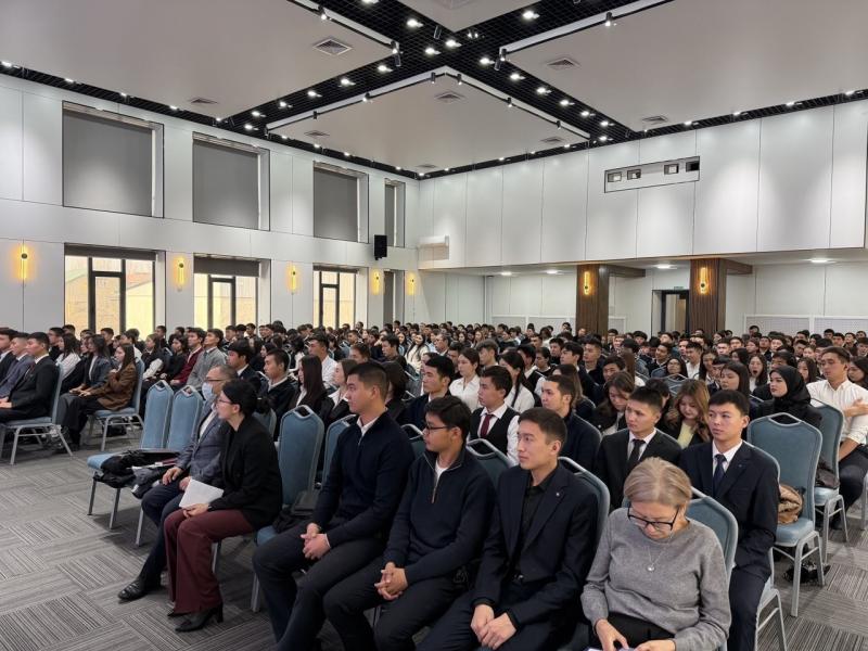 Жамиля Жаманбаева Башкы Прокуратуранын Юридикалык академиясынын студенттери менен жолугушту